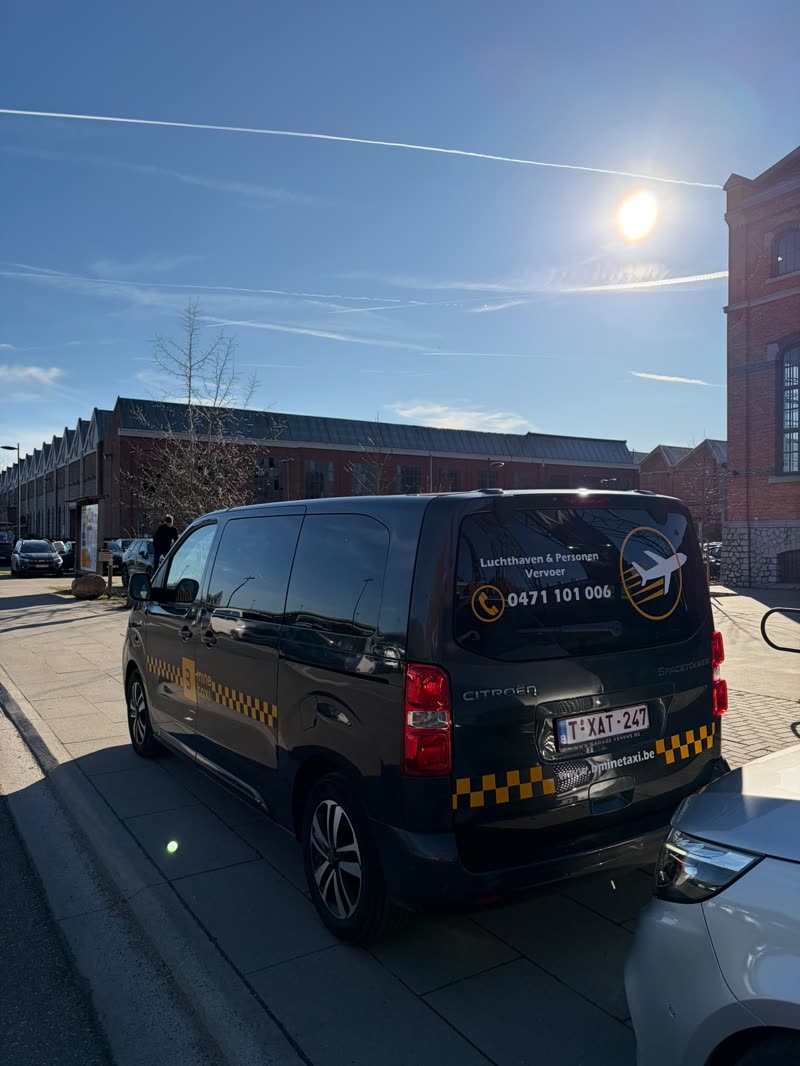 Dunkelgrauer BMINE-Taxi-Van mit Platz für 7 Fahrgäste